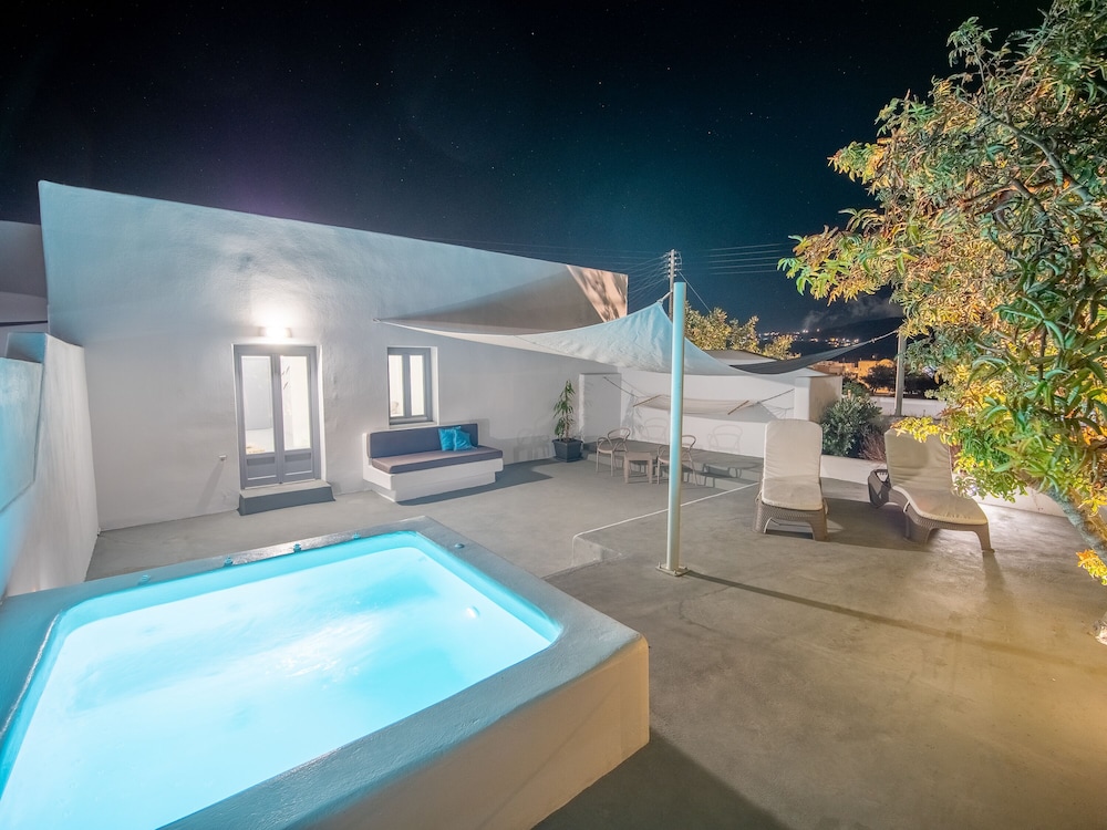 Deluxe Suite, Hot Tub - Photo 16