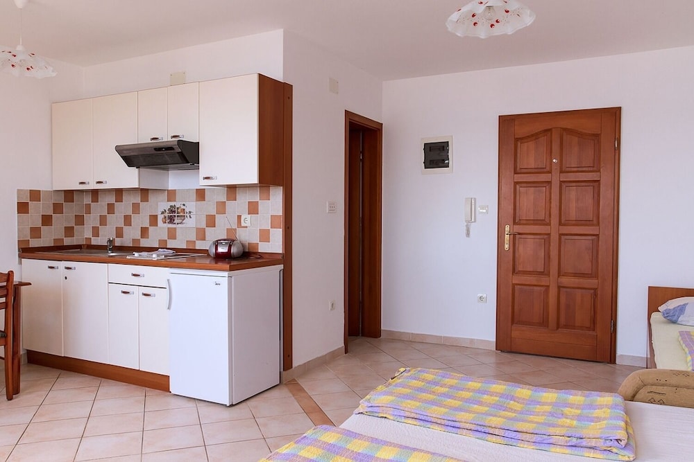 Studio (Super - 50 m from pebble beach - SA4 )