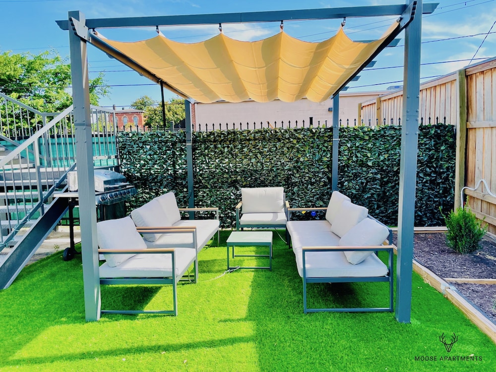 Executive Studio Suite, 1 King Bed with Sofa bed, Non Smoking, Courtyard View photo 2