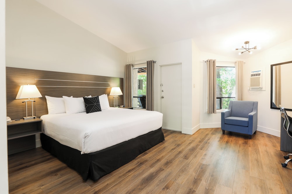 Standard Room, 1 King Bed photo 1