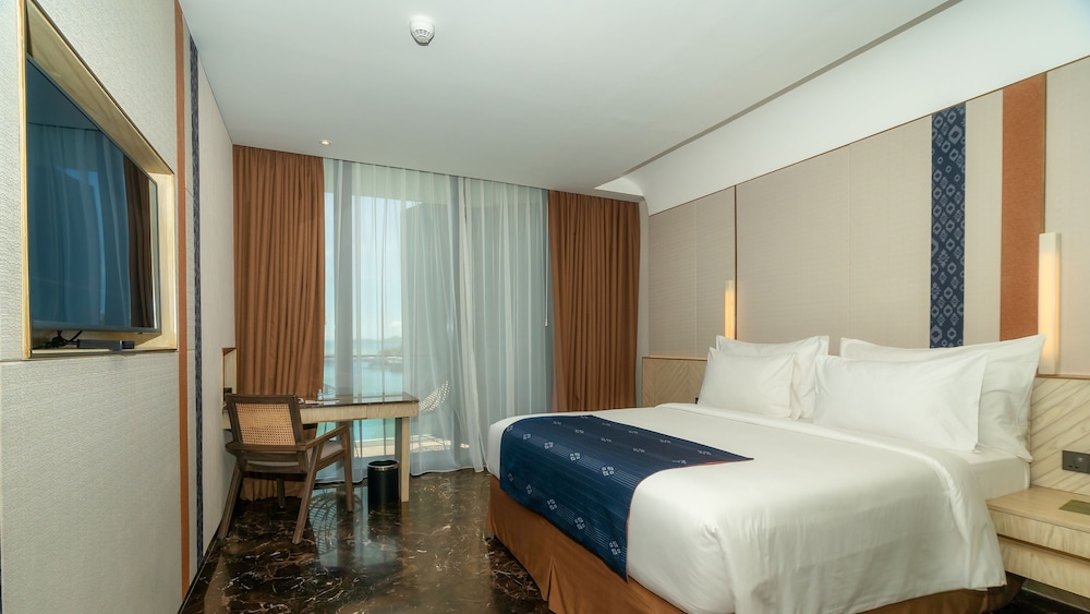 Signature Sea View King Bed photo 3
