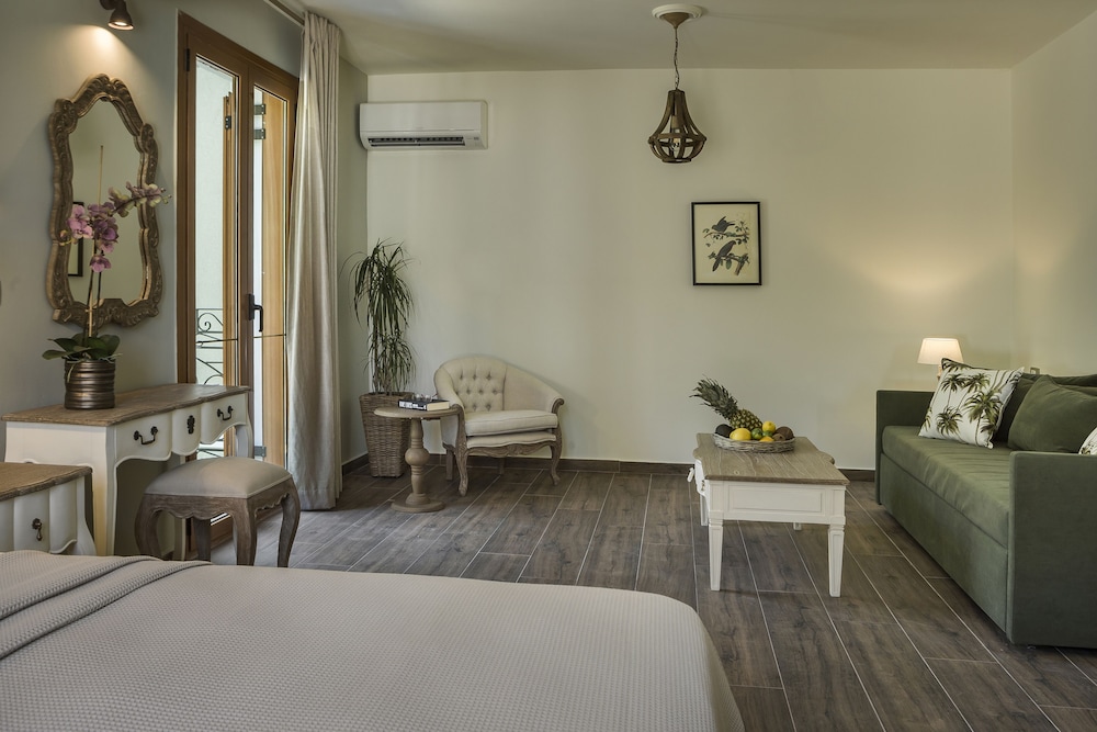 Deluxe Suite, Partial Sea View - Photo 3