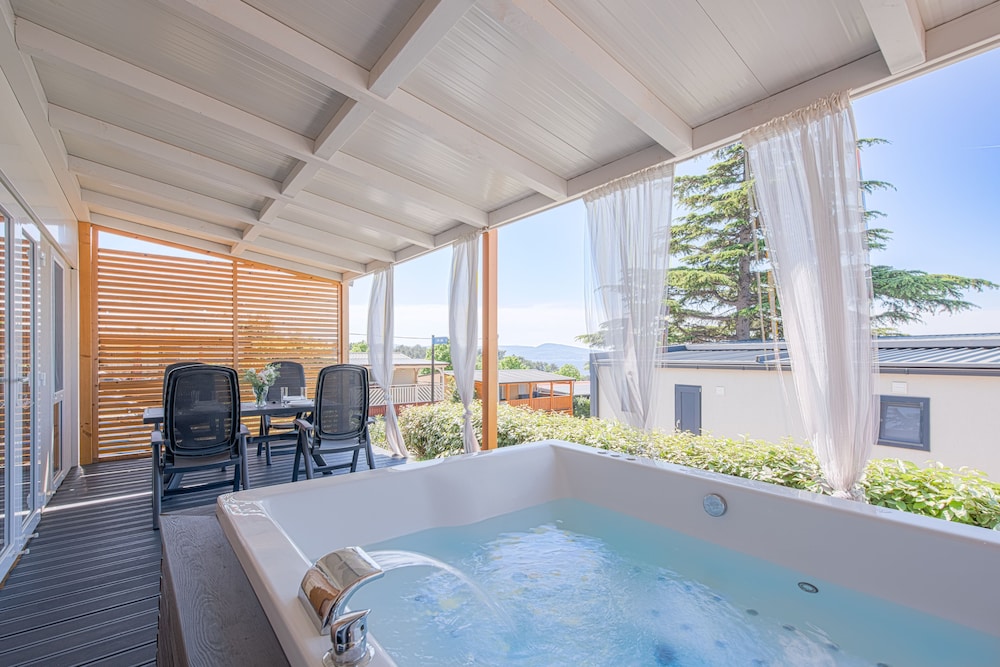 Premium mobile home, jetted tub