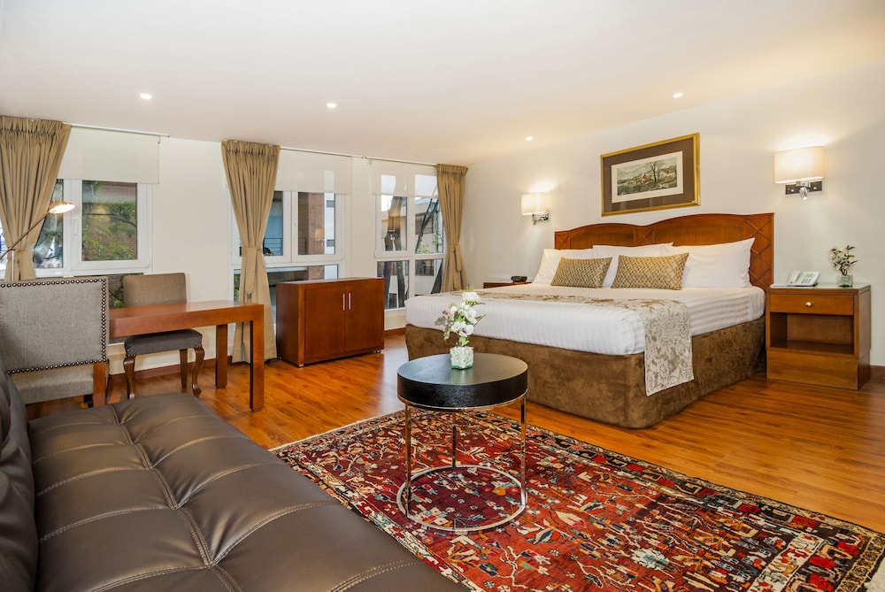Junior Studio Suite, 1 King Bed - Photo 2