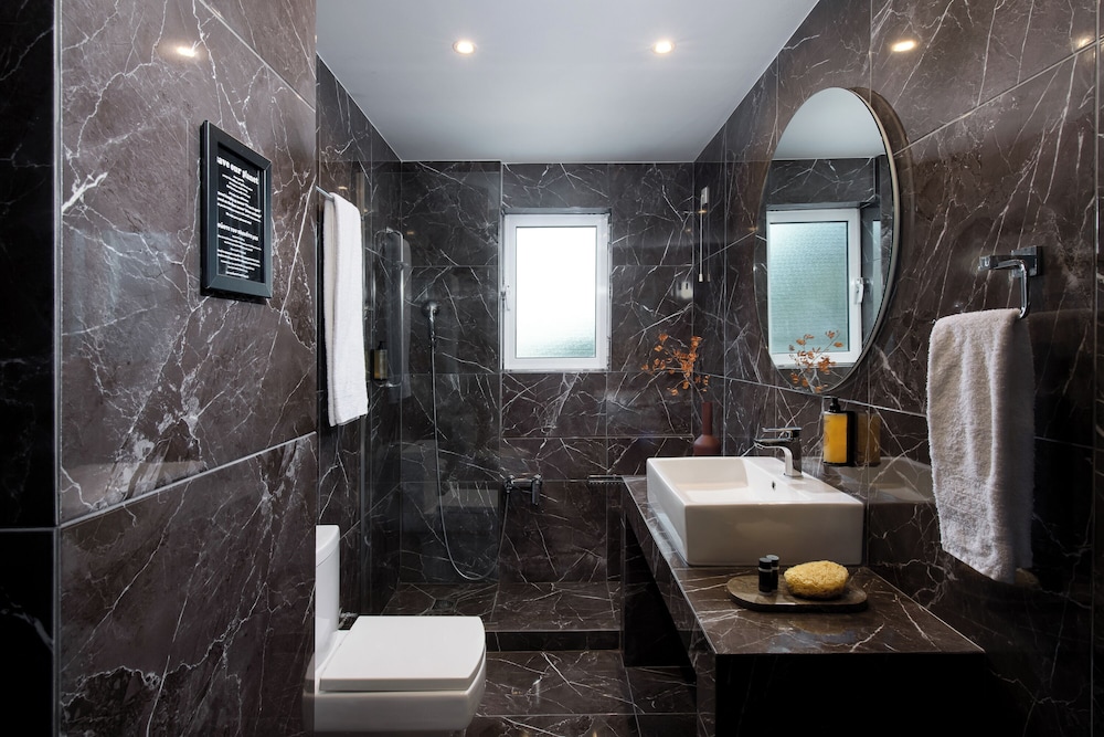 Family Room, Jetted Tub, Garden View thumbnail 5
