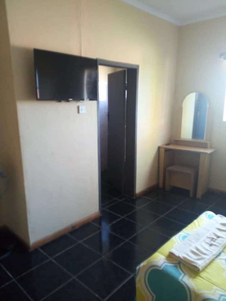 Basic Twin Room photo 3
