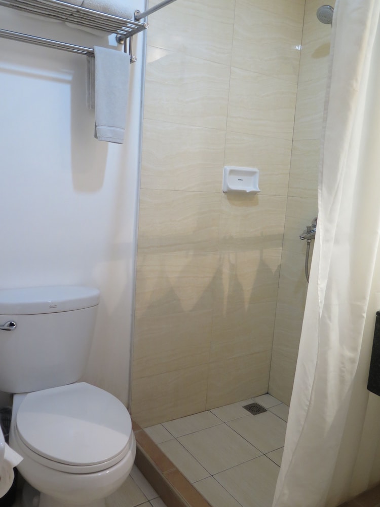 Standard Queen Room - Photo 13