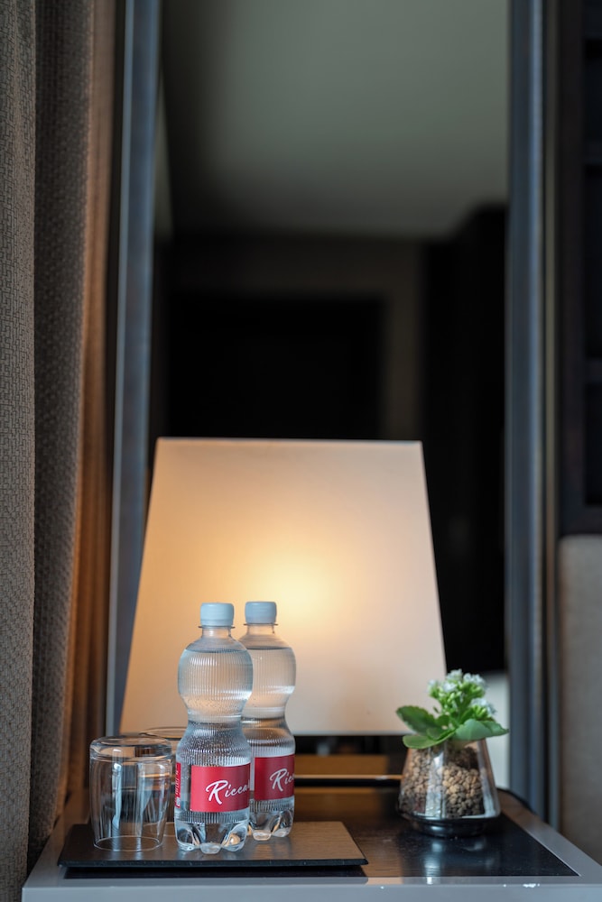 Deluxe Double Room thumbnail 5