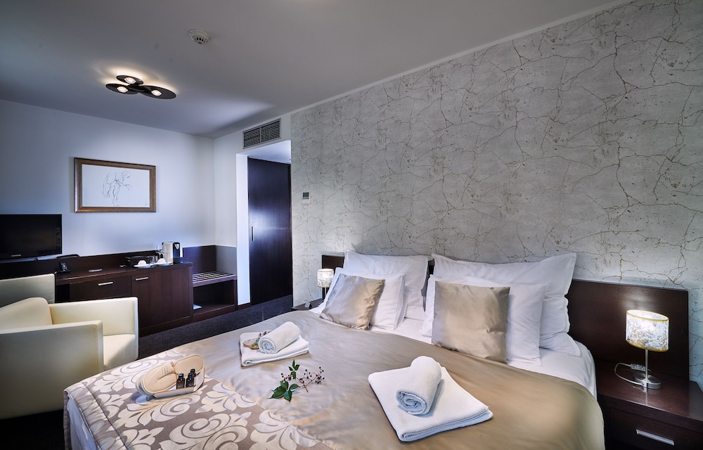 Deluxe Room, 1 Queen Bed, City View photo 1