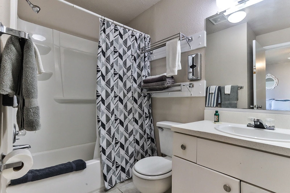 Suite - Photo 16