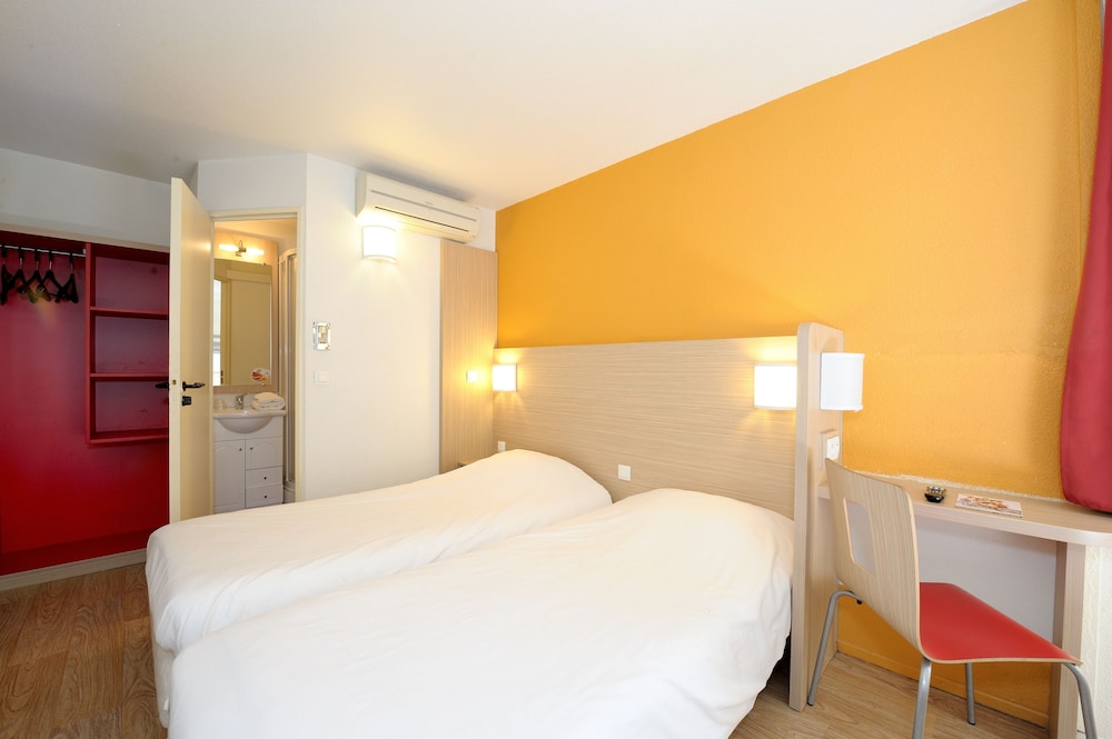 Twin Room - Photo 3