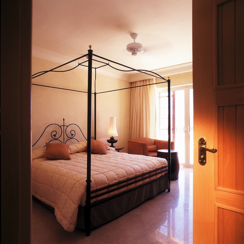 Executive Suite, City View - Photo 2
