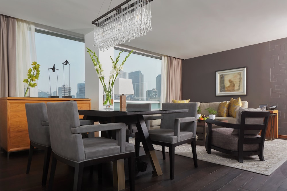 Executive Suite, 1 King Bed, Corner - Photo 3