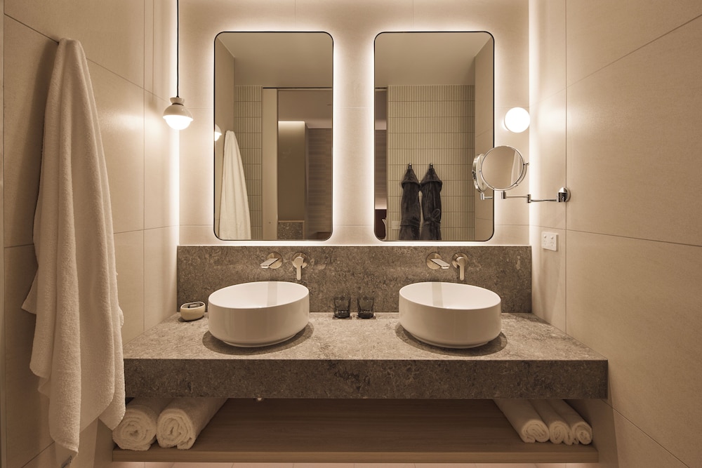 Rydges Deluxe Suite - Photo 7