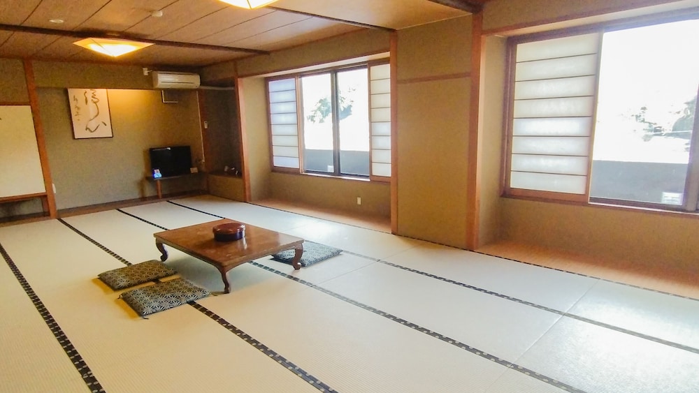 Standard Japanese-Style-Room with 25 Tatami mats - Shared Bathroom - Non-Smoking - Photo 1