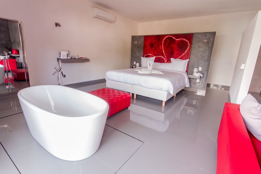 Glamour Suite, 1 King Bed, Balcony, Poolside photo 3