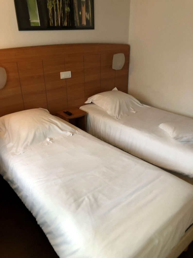 Standard Room, 2 Twin Beds - Photo 5