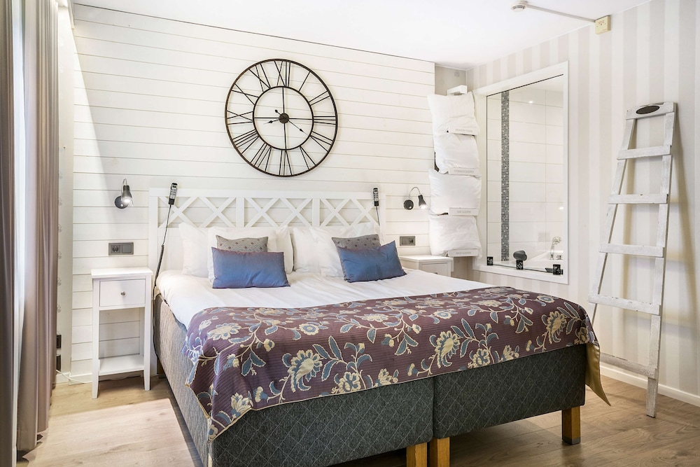 Suite, 1 King Bed, Non Smoking (with Sofabed) - Photo 4