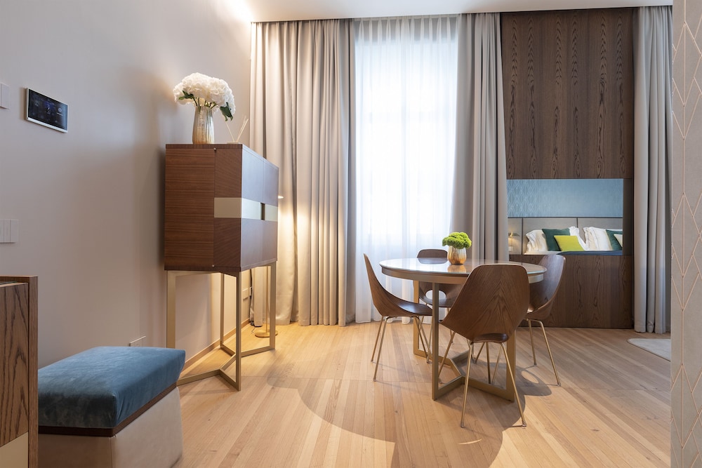 Suite, Lake View - Photo 4