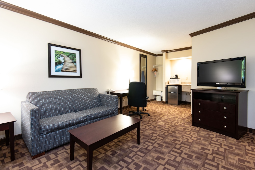 Family Suite (2 Queen and 1 Sofa Bed) photo 3