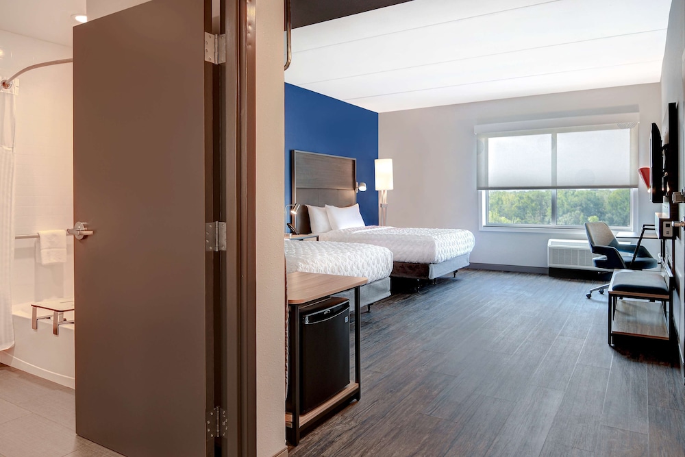 Room, 2 Queen Beds, Mob/Hear Accessible (Roll-In Shower) - Photo 2