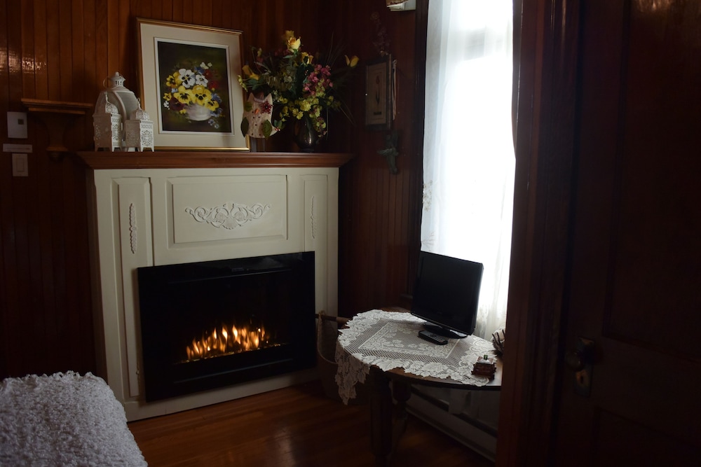 Room, 1 King Bed, Private Bathroom (Harfang) photo 2