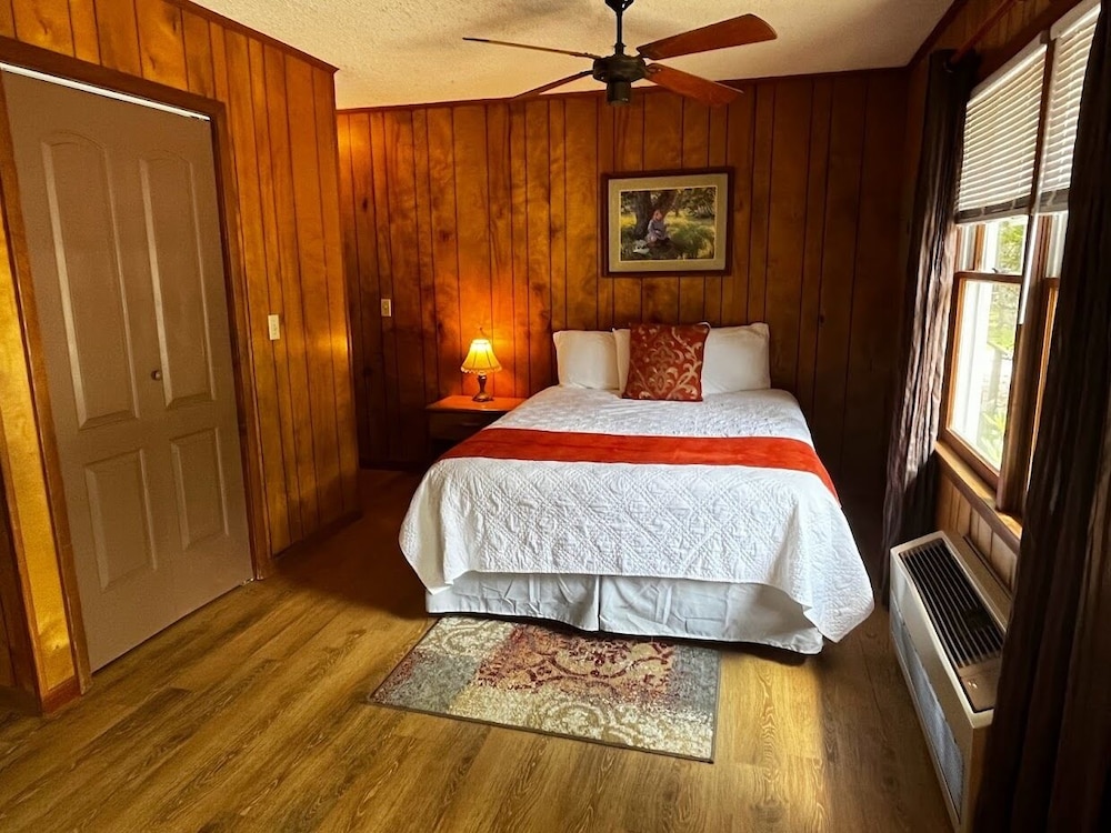 Comfort Cabin, 1 Queen Bed, River View photo 1