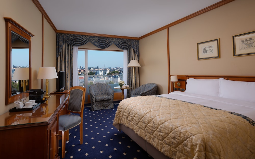 Deluxe Room, 1 King Bed photo 1