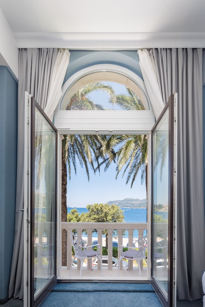Luxury suite with sea view balcony photo 3