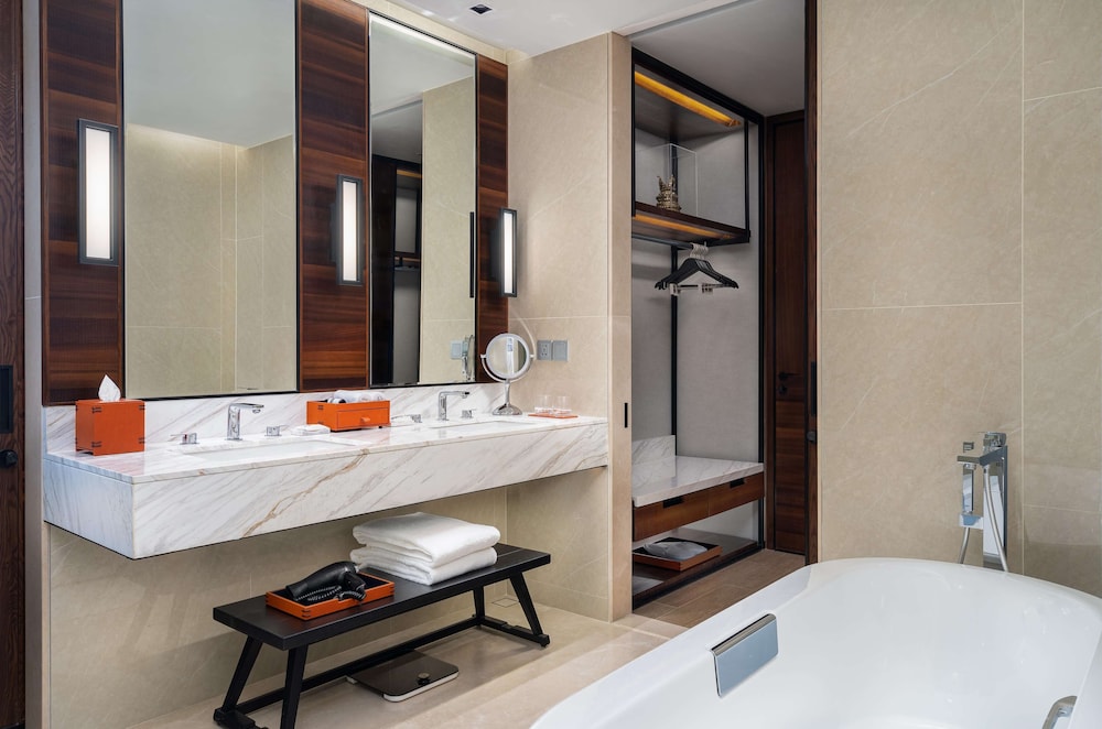 Club Room, 1 King Bed (Deluxe) - Photo 8