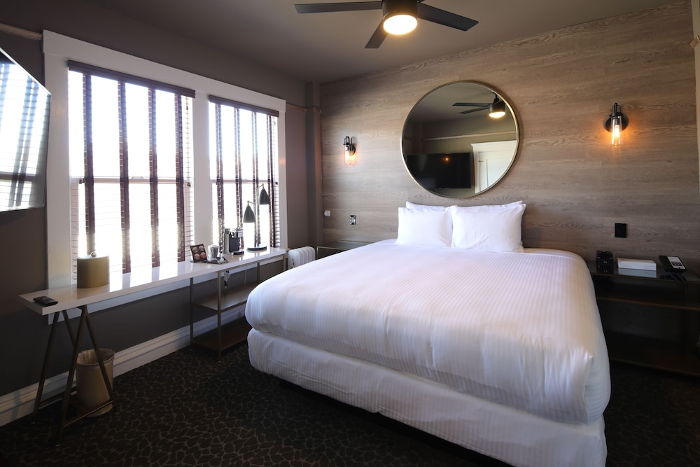 Standard Room, 1 King Bed, Non Smoking - Photo 2