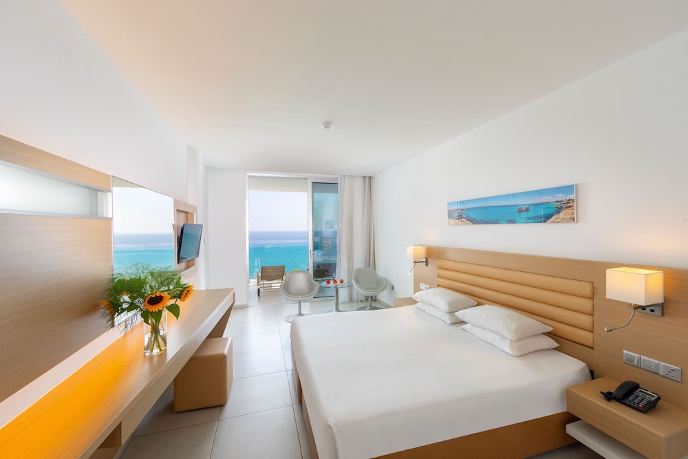 Superior Double or Twin Room, Balcony, Sea View photo 1