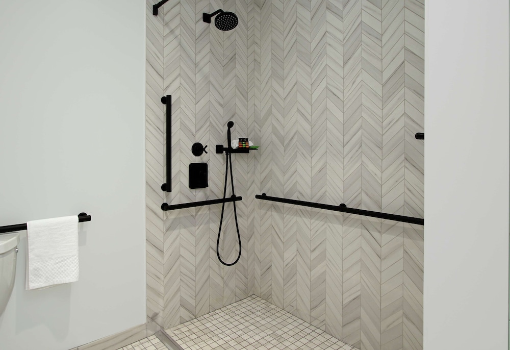 Suite, 1 Bedroom, Accessible (Roll-In Shower) - Photo 5