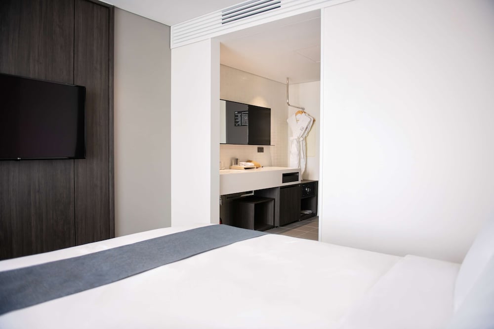 Standard Room, 1 Queen Bed, Non Smoking (Shower Only;Mini Fridge) - Photo 3