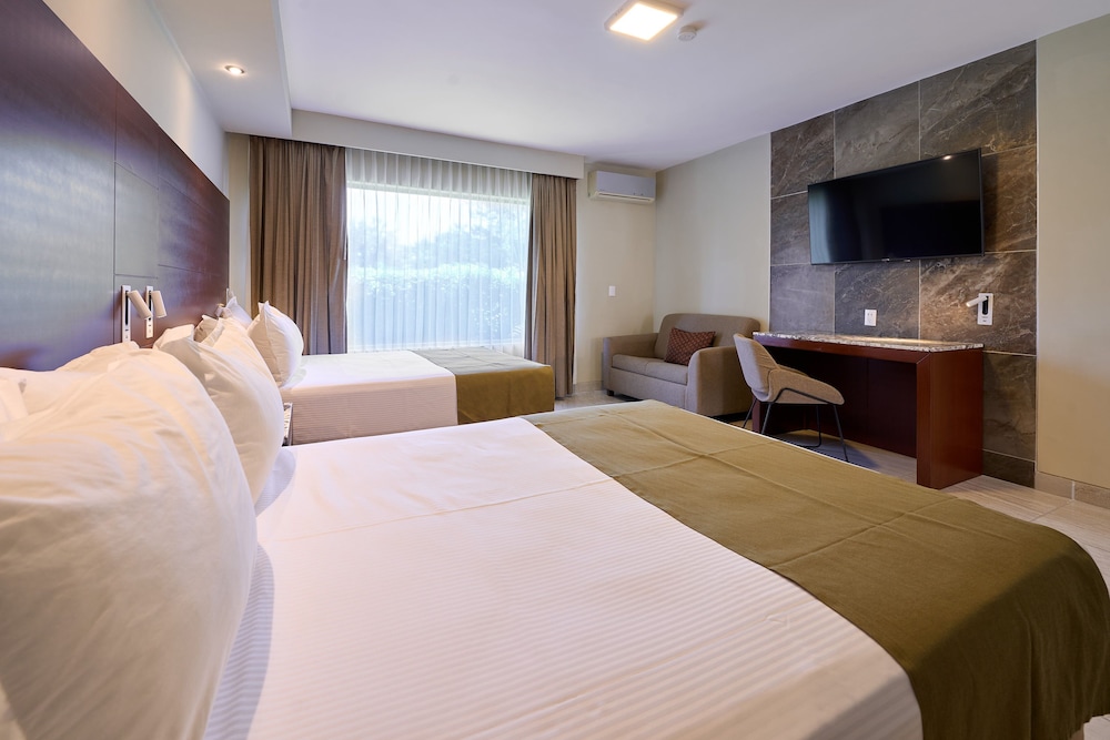 Executive Suite, Multiple Beds, Refrigerator photo 2