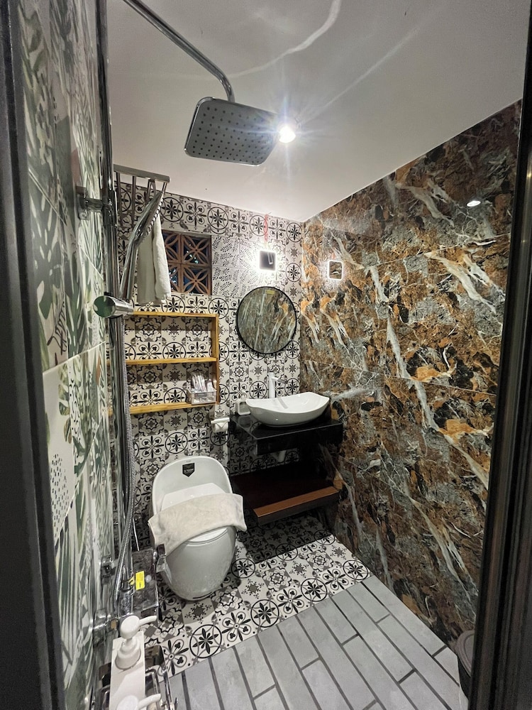 Deluxe King Room with Balcony - Photo 8