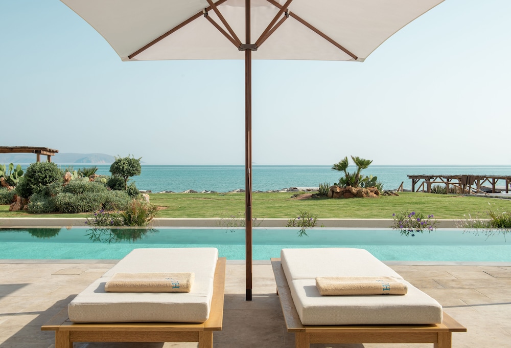 Superior Double Sea Front Sharing Pool