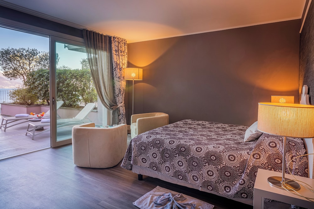 Deluxe Double or Twin Room, Lake View photo 1