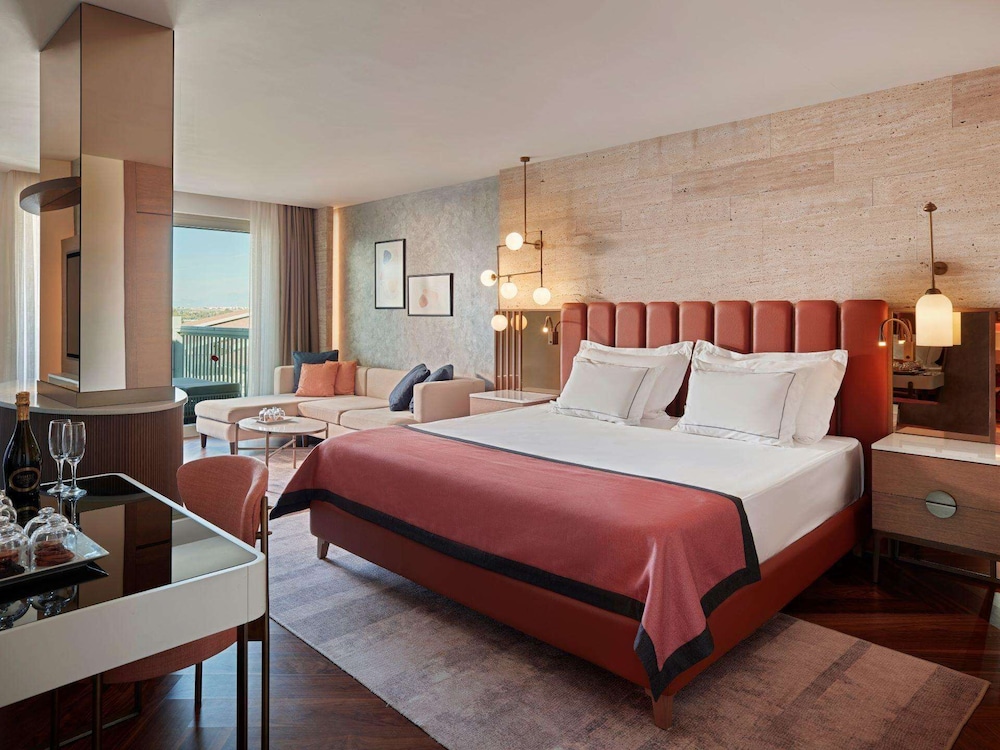 Penthouse Suite with Turkish Bath & Jacuzzi thumbnail 5
