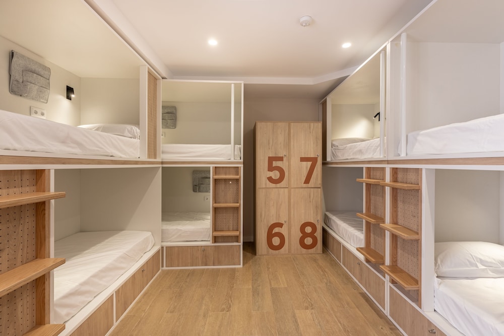 Room for 8 people with shared bathroom