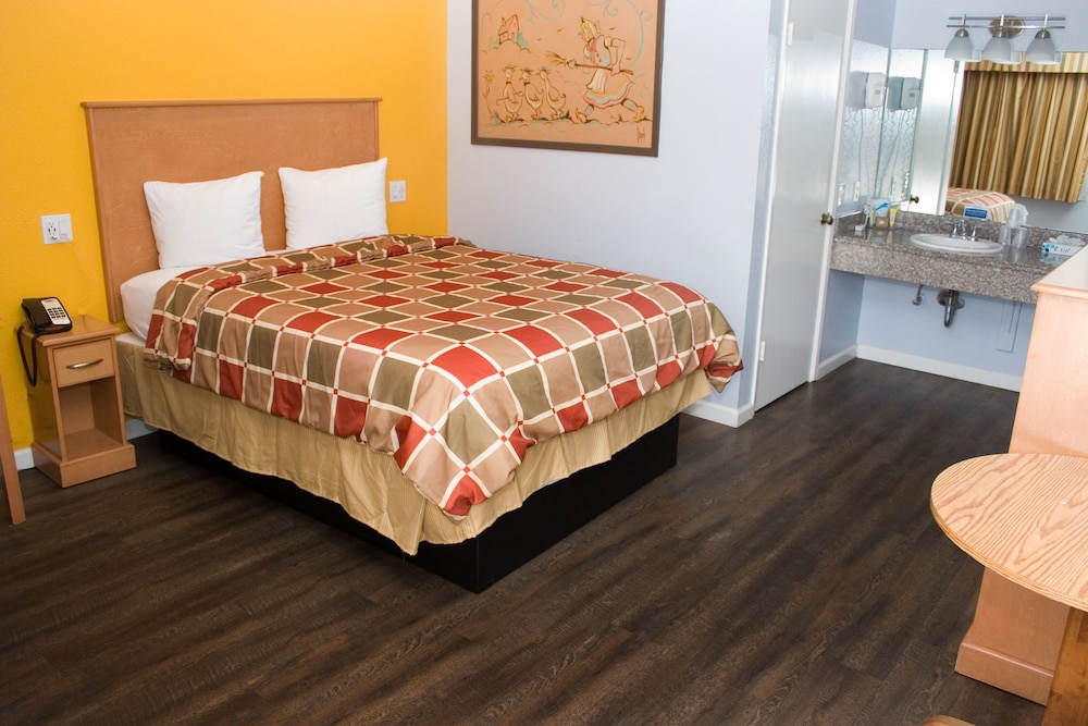 Standard Room, 1 Queen Bed - Photo 1