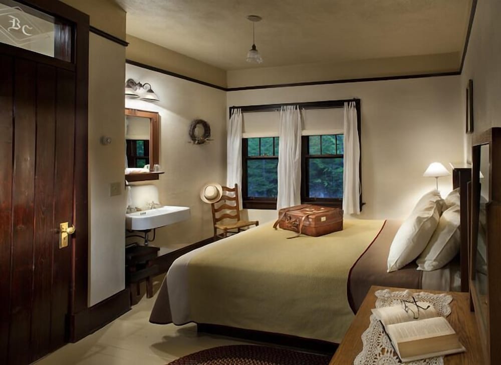 Standard Room, 1 Queen Bed