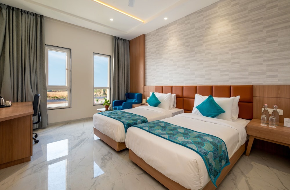 Deluxe Room Twin Bed - Photo 4