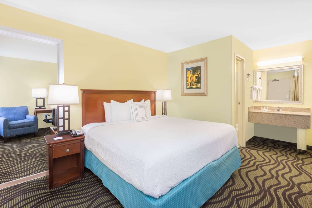 Room, 1 King Bed, Accessible, Non Smoking (Exterior) - Photo 2