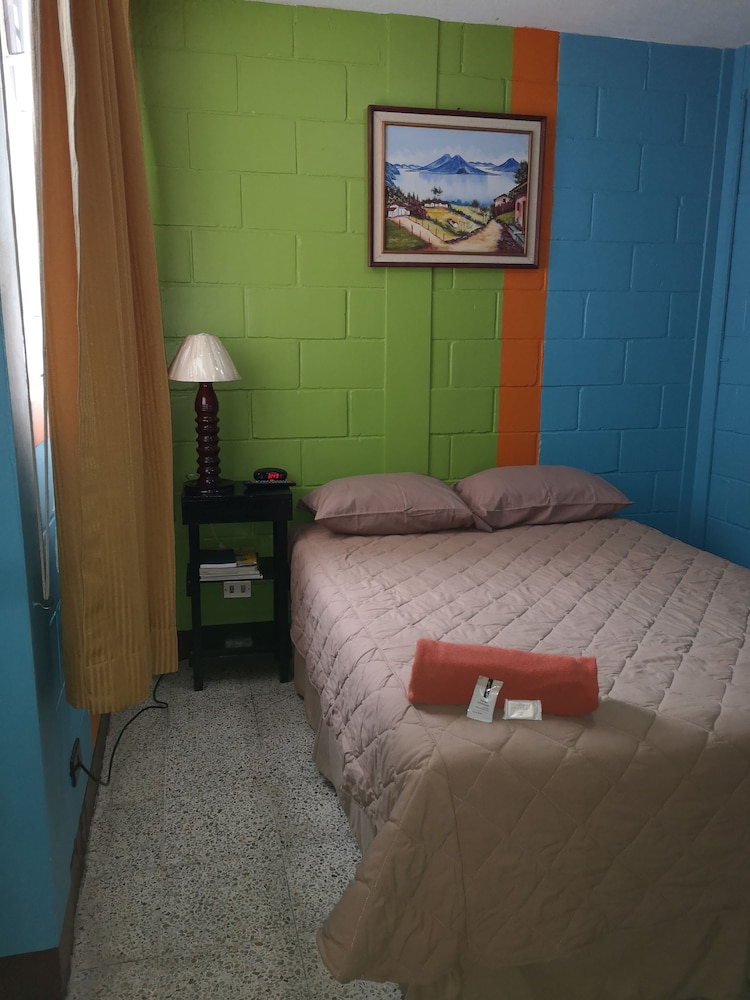 Basic Single Room, 1 Queen Bed, Shared Bathroom photo 1