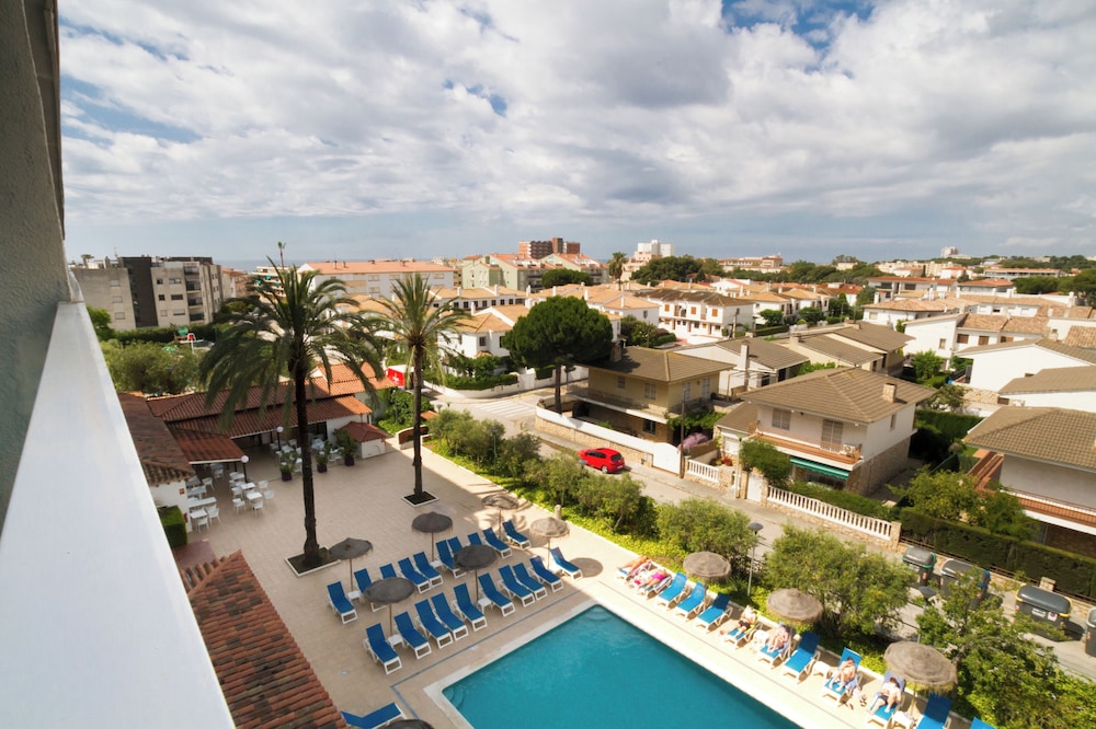 Standard Quadruple Room, 1 Bedroom, Pool View (3 adults + 1 child) - Photo 4