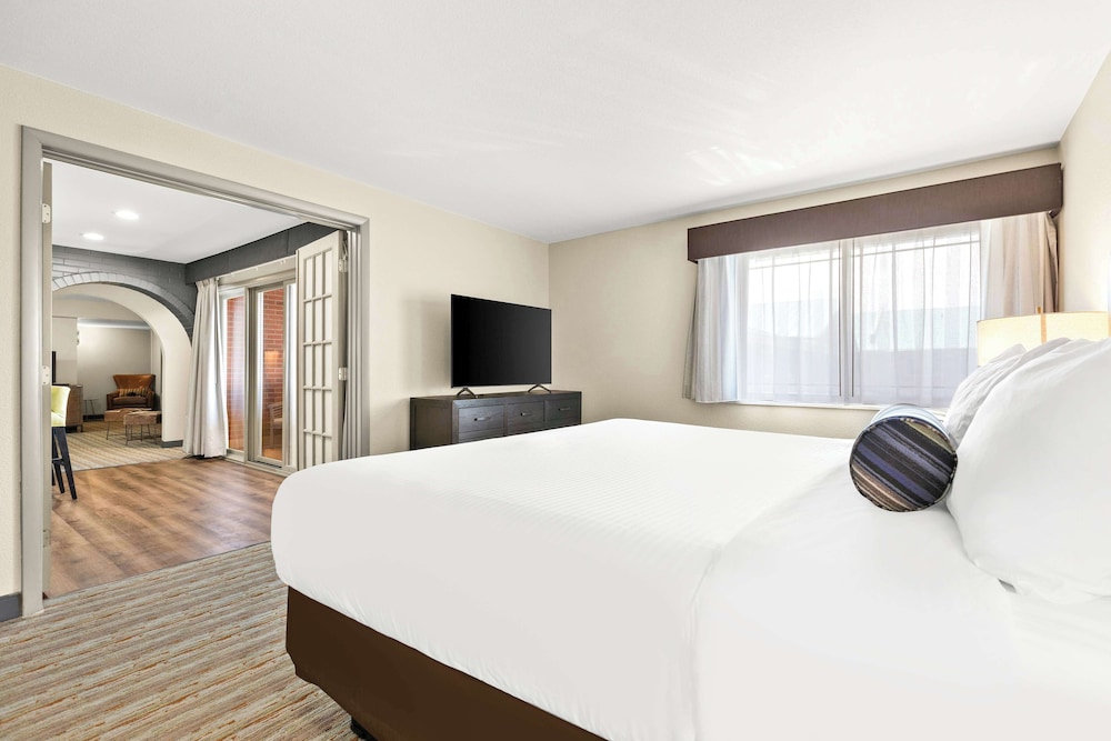 Suite, 1 King Bed, Non Smoking, Balcony (with Sofabed) - Photo 2