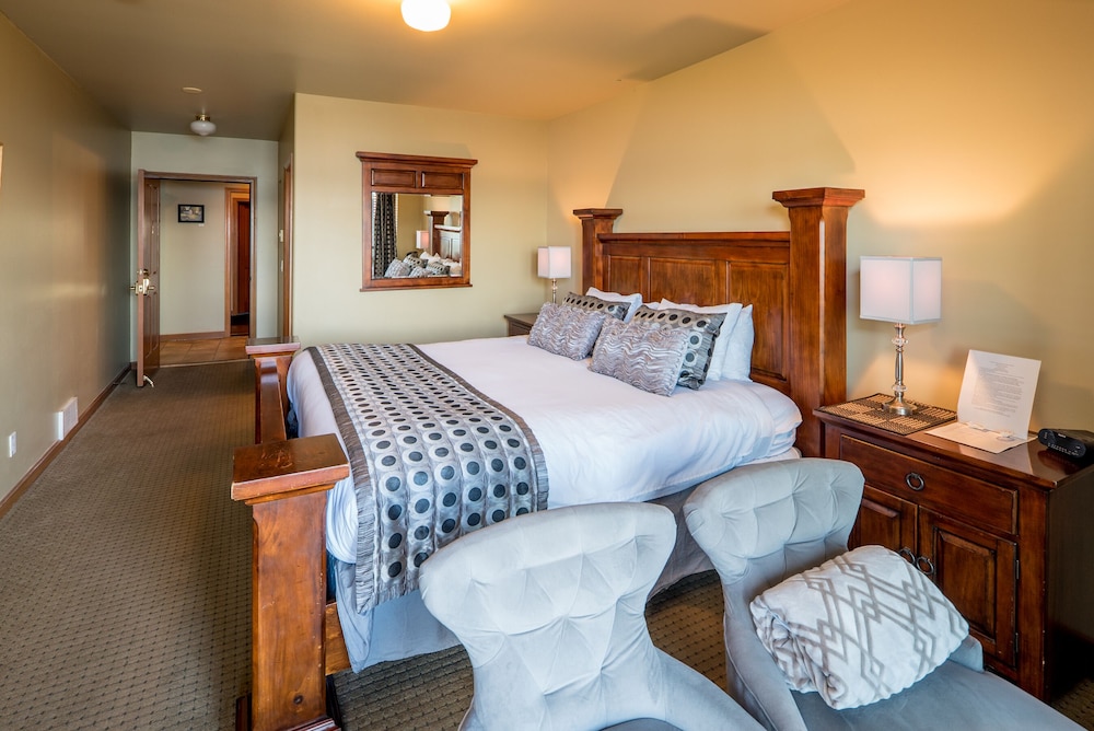 Room 2 with Queen Bed and Hot Tub photo 1