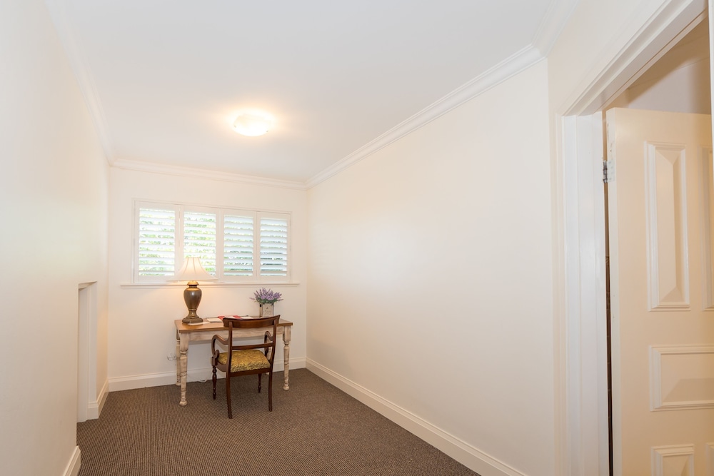 Premier Studio, 1 King Bed, River View photo 3