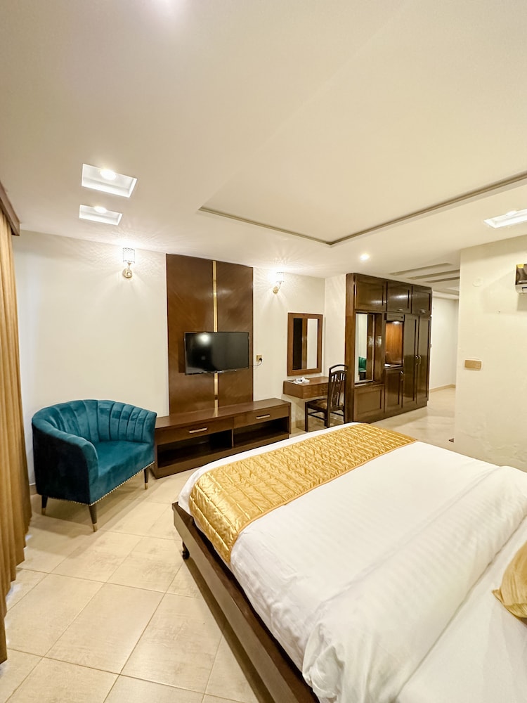 Business Suite, 1 Double Bed With Sofa Bed, Balcony, Executive Level